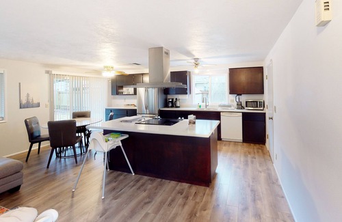 Central Oregon House | Single-level home with fenced yard, covered patio & central AC