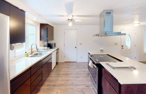 Central Oregon House | Single-level home with fenced yard, covered patio & central AC