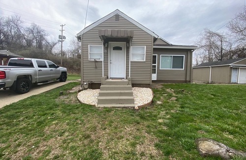 North Versailles House | Single level that sleeps 5 guests