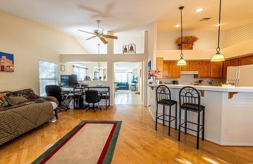 Spring Valley House | Single Story ! 4K beds! w/strip view, 15min to strip/conv. & Airport.