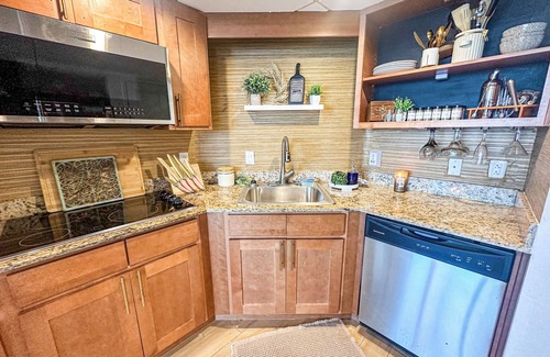 Fort Myers River District Condo | Sip and Sage Skyline- City and Water Views 2bedroom POOL Downtown Fort Myers