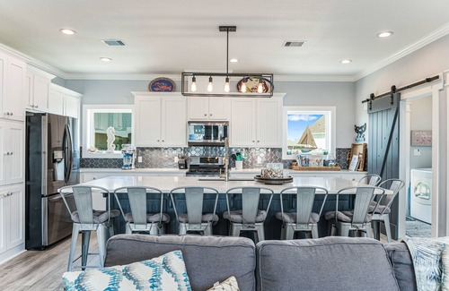 Port Bolivar House | Sip 'N Sea - Built w/All the Amenities & just a 3 minute walk to beach!