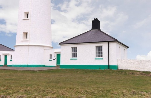 Llantwit Major Cottage | Situated at Nash Point Lighthouse, Stella provides accommodation for up to five guests.