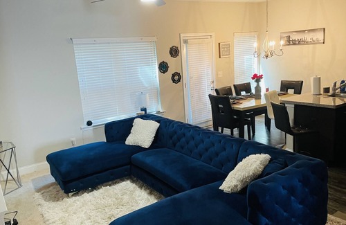 Austell House | Six Flags Modern Town Home 3 min away from Six flags, Min away from Atlanta