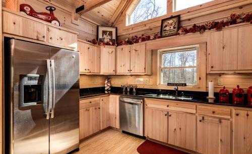 Black Mountain House | Six-Person Elevated Cabin in the Trees near Black Mountain, North Carolina