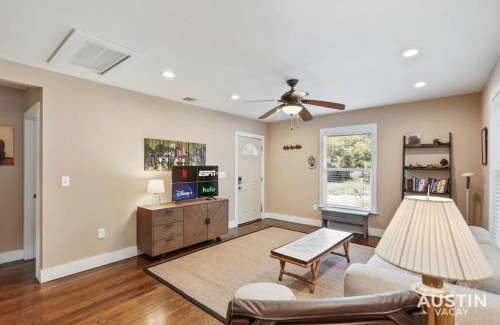 Brentwood House | Sizable Screened in Porch w Luxury Kitchen and Bath