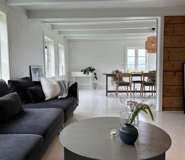 Bud House | Sjønært småbruk