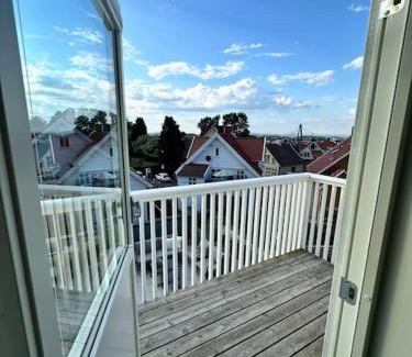 Stavanger Apartment | Sjarmerende og sentralt beliggende leilighet med stor ballkong på Storhaug - Perfekt sommerleie!