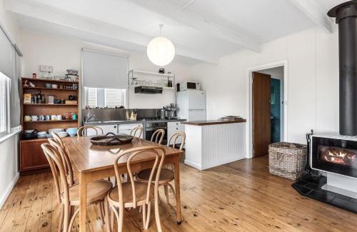 Skenes Creek House | Skenes Creek Beach Retreat Free Wi-Fi Ocean views.