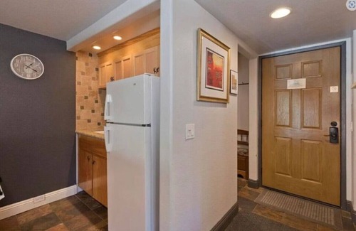 Mammoth Lakes Cabin | Ski Cabin - Steps to Mammoth Village!
