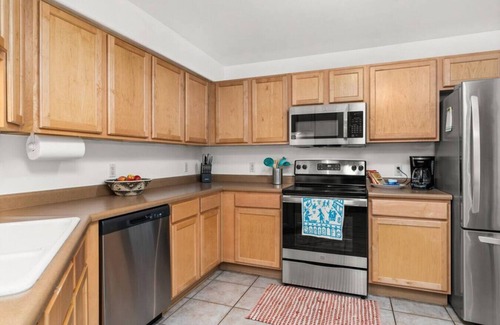 Southside House | Ski Discounts! Eclectic Condo 5-min to Meow Wolf