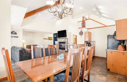 Breckenridge Condo | Ski In/Out at Snowflake Lift; Hot Tub!