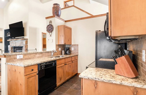 Breckenridge Condo | Ski In/Out at Snowflake Lift; Hot Tub!