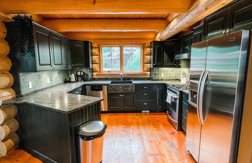 Golden Ski Chalet | Ski-In/Out Log Cabin w/Hot tub and Sauna