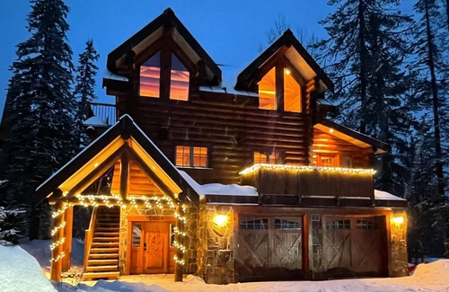 Golden Ski Chalet | Ski-In/Out Log Cabin w/Hot tub and Sauna