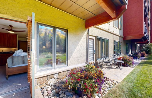 Vail Apartment | Ski-in/out, mountain view studio w/high-speed WiFi & shared pool, hot tubs, W/D
