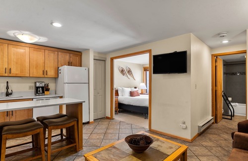 Four O'Clock Condo | Ski In/Out, Mtn View, Hot Tubs! Walk to Town.