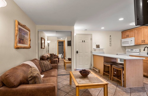 Four O'Clock Condo | Ski In/Out, Mtn View, Hot Tubs! Walk to Town.