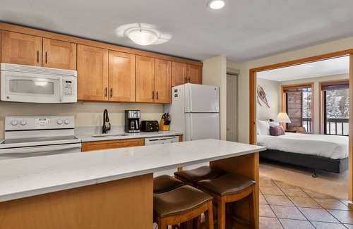 Four O'Clock Condo | Ski In/Out, Mtn View, Hot Tubs! Walk to Town.