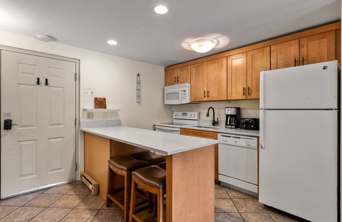 Four O'Clock Condo | Ski In/Out, Mtn View, Hot Tubs! Walk to Town.