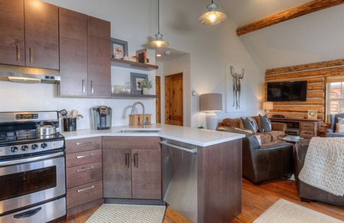 Big Sky Cabin | Ski-in/out Shooting Star Cowboy Heaven Cabin w/Mtn Modern Decor, Views, Hot Tub
