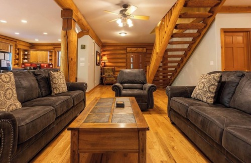 East Kootenay Ski Chalet | Ski In/Out to your Hot Tub. Pool Table