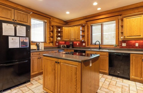 East Kootenay Ski Chalet | Ski In/Out to your Hot Tub. Pool Table
