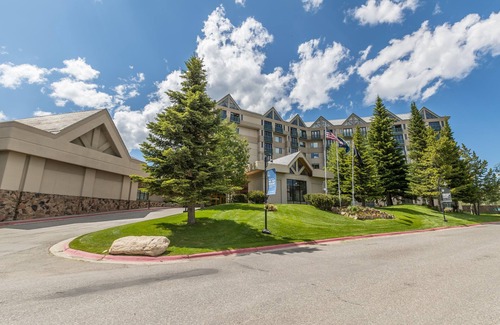 Big Sky Condo | Ski in/out w/great views, amazing location, shared pool/hot tub, & fireplace - Shoshone Slopeside