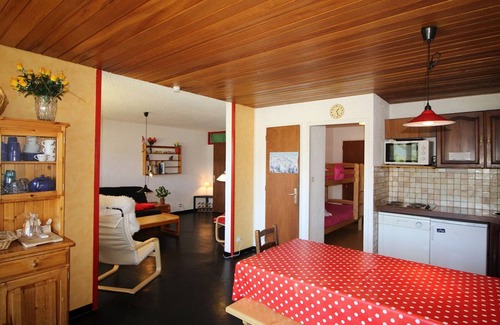 Auris Apartment | Ski-In/Ski-Out 2-Room Apartment with Cabins - Sleeps 8 - Near Shops and Childcare