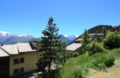 Auris Apartment | Ski-In/Ski-Out 2-Room Apartment with Cabins - Sleeps 8 - Near Shops and Childcare