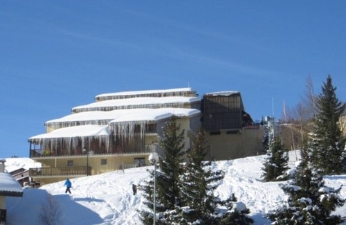 Auris Apartment | Ski-In/Ski-Out 2-Room Apartment with Cabins - Sleeps 8 - Near Shops and Childcare