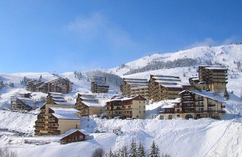 Auris Apartment | Ski-In/Ski-Out 2-Room Apartment with Cabins - Sleeps 8 - Near Shops and Childcare