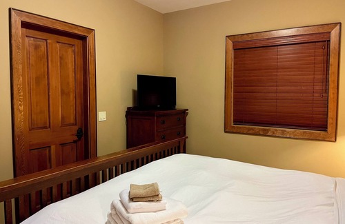 Big White Ski Resort Ski Chalet | Ski-In/Ski-Out Chalet Family-Friendly Happy Valley!