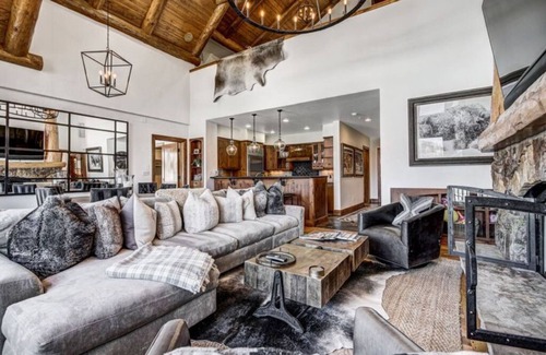 Avon Cabin | Ski-in/Ski-out Luxe Lofted Condo in Bachelor Gulch