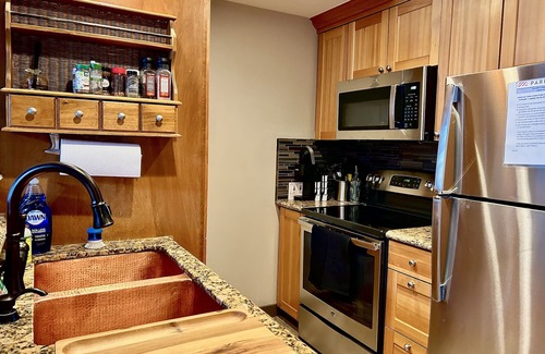 Park City Condo | Ski in Ski Out PENTHOUSE STUDIO w/KING bed at The Canyons!Slope & gondola views!