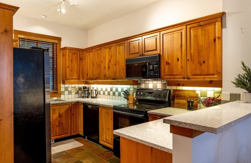Nordic Estates House | Ski-In/Ski-Out | Private Hot Tub | Garage | Mountain Views | Managed by Aloha Whistler