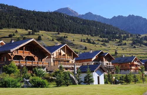 Montgenevre Apartment | Ski-in/ski-out studio for 6 with balcony, equipped kitchen