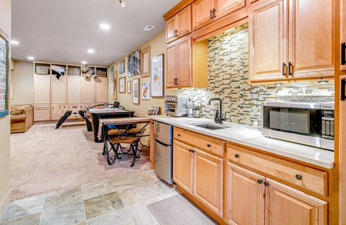Hyak Apartment | Ski-in/ski-out studio with air hockey table, foosball table, & free WiFi