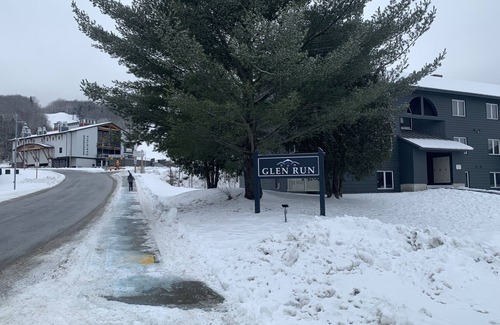 West Dover Condo | Ski-in/Walk-out at Carinthia Base Property