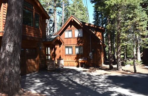 Truckee Ski Chalet | Ski Lease or monthly! Enchanting Chalet on the 16th fairway of Tahoe Donner