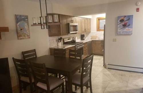 Central Vermont- Killington House | ☆ SKI ON/OFF! ☆ Luxe 2BR+ Trailside! Steam Shower, hot tub, pool, gym +more