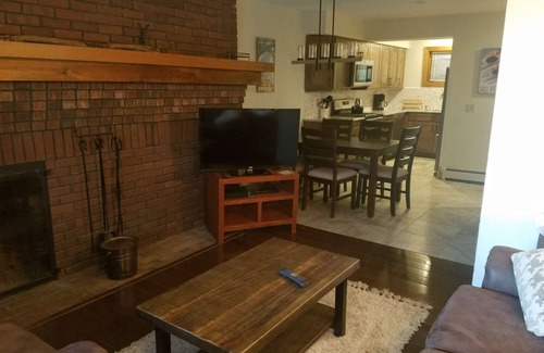 Central Vermont- Killington House | ☆ SKI ON/OFF! ☆ Luxe 2BR+ Trailside! Steam Shower, hot tub, pool, gym +more