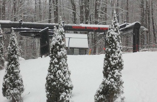 Central Vermont- Killington House | ☆ SKI ON/OFF! ☆ Luxe 2BR+ Trailside! Steam Shower, hot tub, pool, gym +more