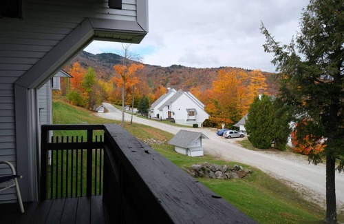 Central Vermont- Killington House | ☆ SKI ON/OFF! ☆ Luxe 2BR+ Trailside! Steam Shower, hot tub, pool, gym +more