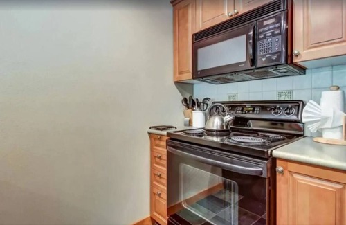 Salt Lake Mountain Resorts Condo | SKI-SLOPE VIEW! 3rd Floor! 1 Bedroom + Den, Sleeps 6! Heated Pool! Ski Locker!