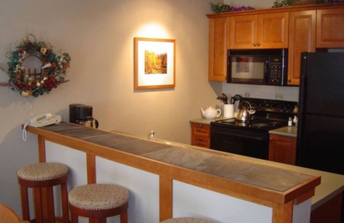 Salt Lake Mountain Resorts Condo | SKI-SLOPE VIEW! 3rd Floor! 1 Bedroom + Den, Sleeps 6! Heated Pool! Ski Locker!