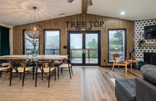 McGaheysville House | Ski Slope Views Hot Tub Pool & Best Resort Spot!