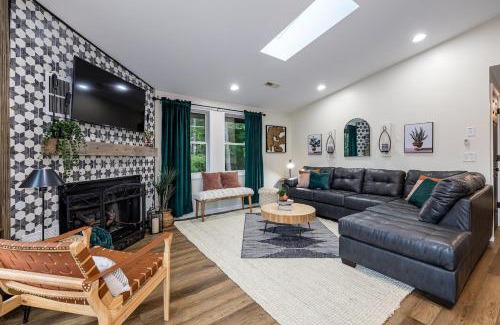 McGaheysville House | Ski Slope Views Hot Tub Pool & Best Resort Spot!