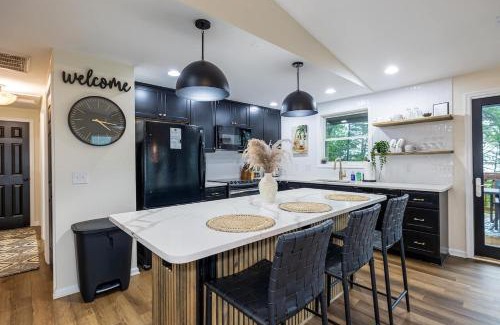 McGaheysville House | Ski Slope Views Hot Tub Pool & Best Resort Spot!