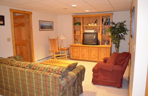 North Troy House | Skiers and Golfers Paradise - Ski In/Ski Out with private hot tub and steam room